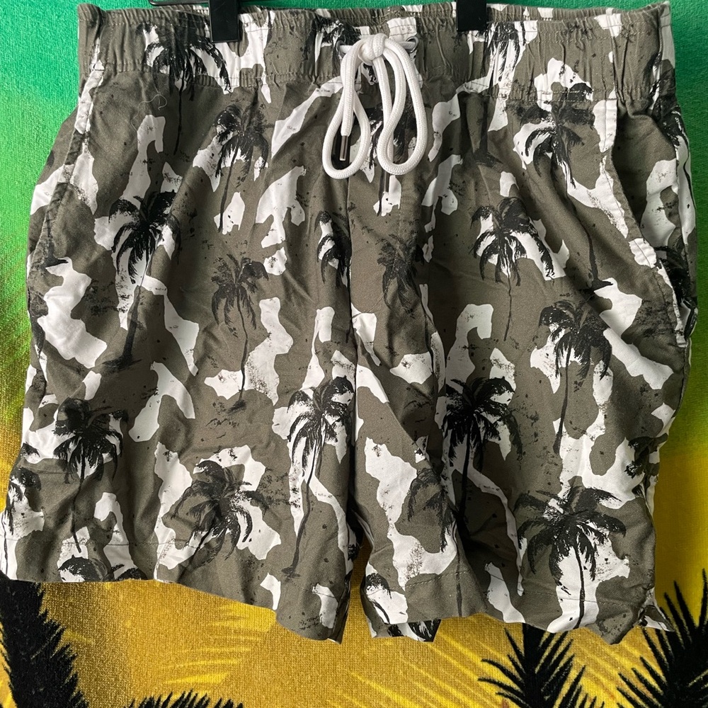 James Perse Camouflage Palm Print beach Shorts